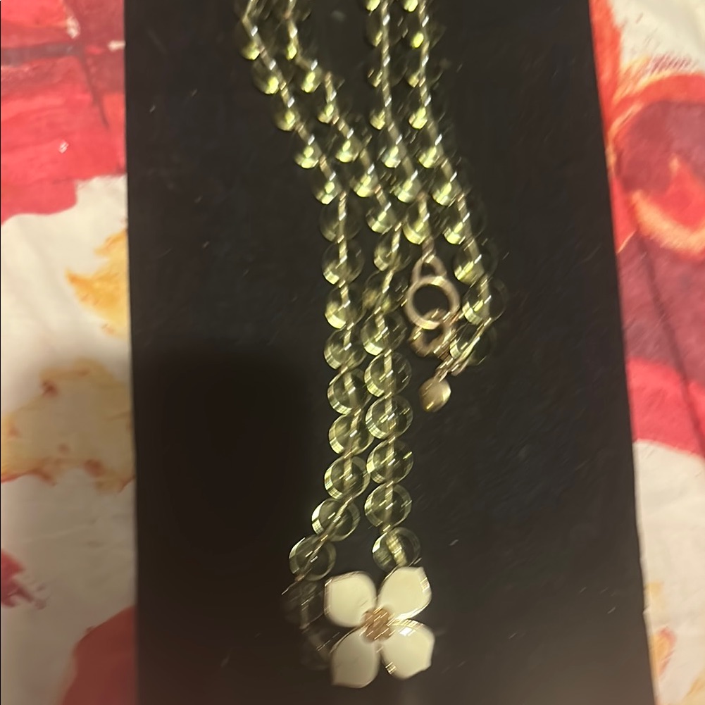 Chic White And Gold Floral Pendant Necklace